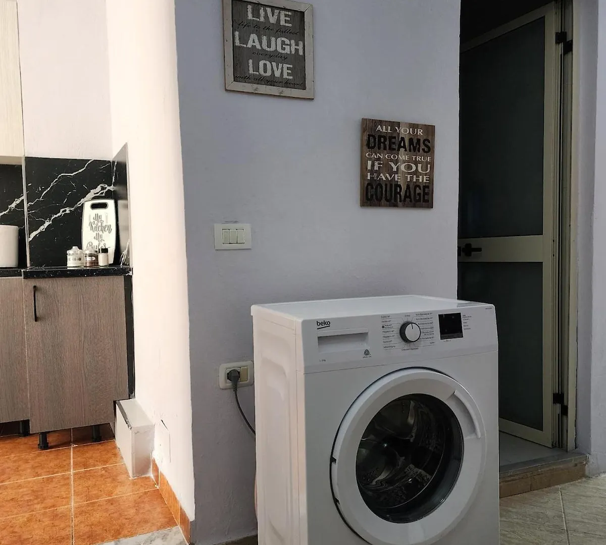 Sunflower Apartment Durrës 알바니아